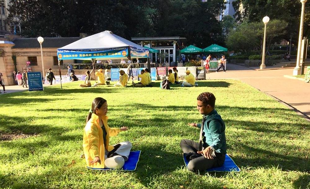 Praktikantica demonstrira vježbu meditacije.