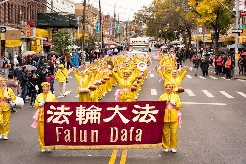 Praktikanti su slavili i više od 340 milijuna ljudi koji su istupili iz KPK i njenih omladinskih organizacija.
