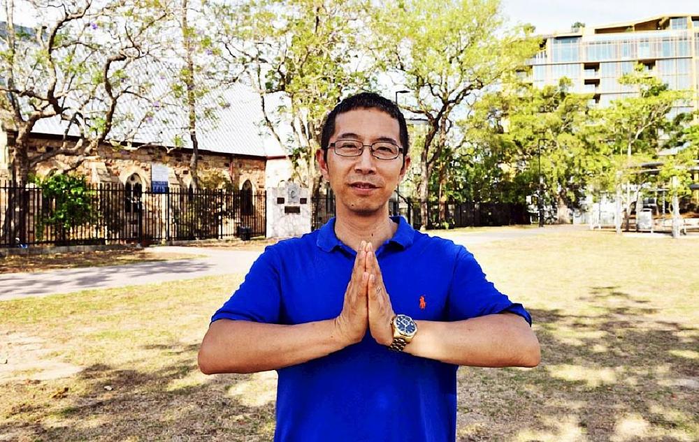 Softverski inženjer gosp. Meng Jun se zahvaljuje gosp. Liju na tome što ga vodi i želi mu sretne praznike.