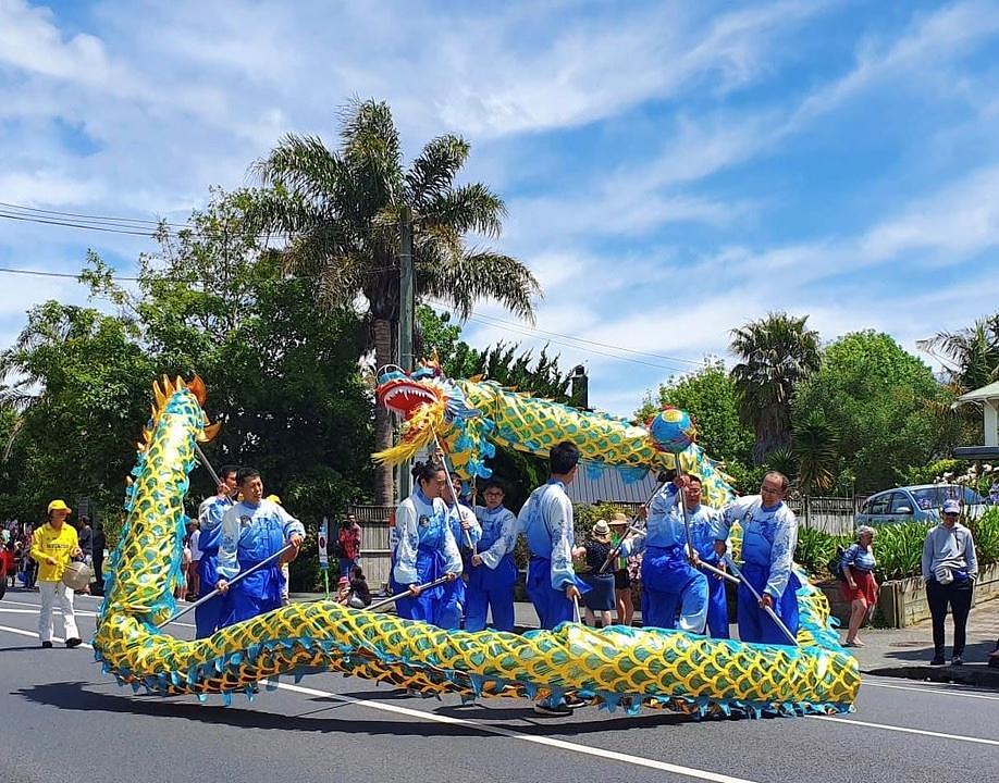Od kraja novembra do početka decembra, praktikanti su na Novom Zelandu učestvovali u 15 prazničnih povorki. 