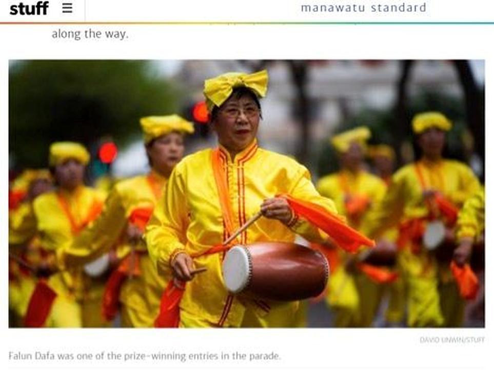 Fotografija dobošarske grupe objavljena u novinama Manawatu Standard
