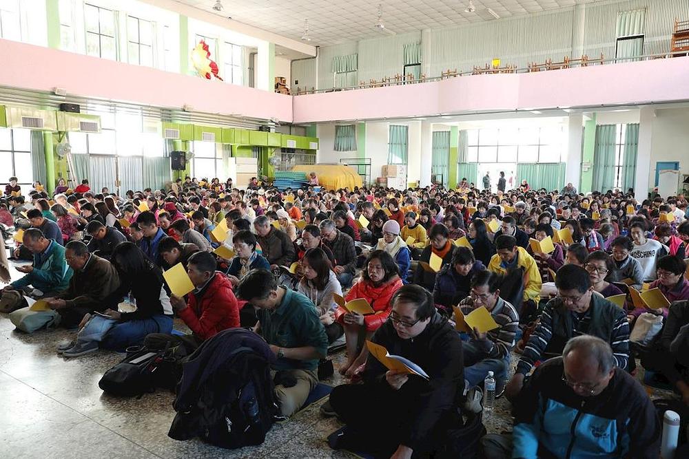 Praktikanti sa Tajvana su se podijelili u 23 grupe da bi zajedno učili učenja Falun Dafa.