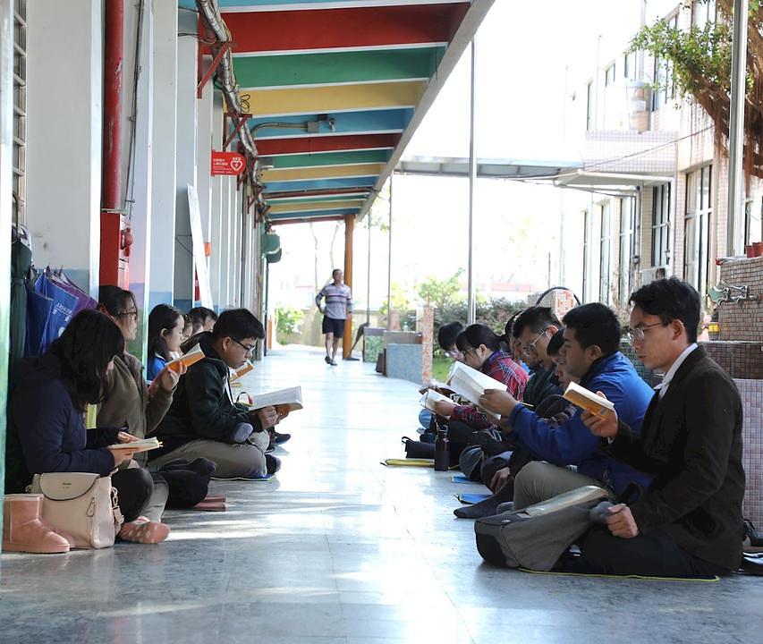 Mladi praktikanti uče zajedno.