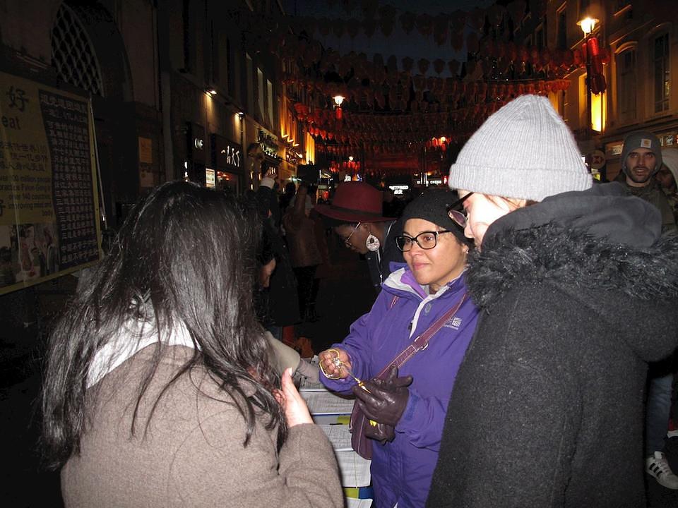 Launa (u sredini) iz Indije i Francis (desno) iz Grčke.