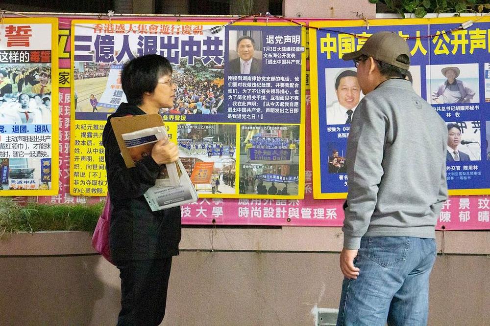 Praktikant podiže svijest o Falun Gongu i progonu.