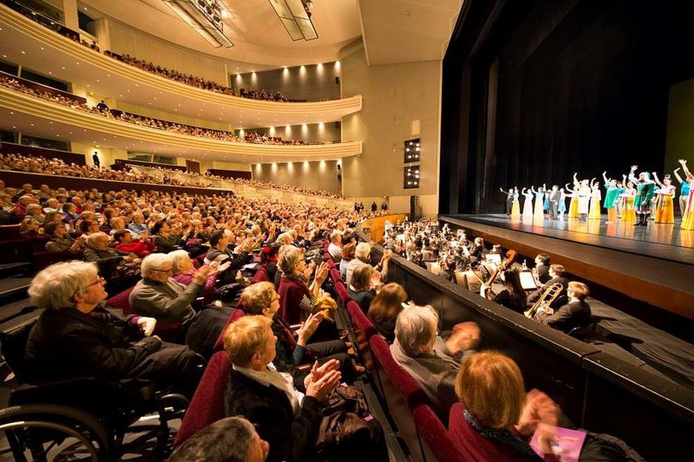 Poziv gledalaca umjetnicima Shen Yun International Company da izađu pred pozorišnu zavjesu u dvorani "Cité des Congrès de Nantes" u Nantu, Francuska, 16. februara
