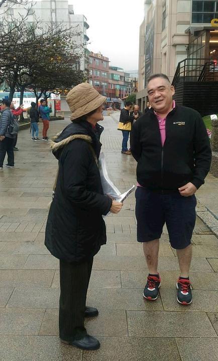 Praktikantica Chen Tian (lijevo) govori turistu o Falun Dafa.