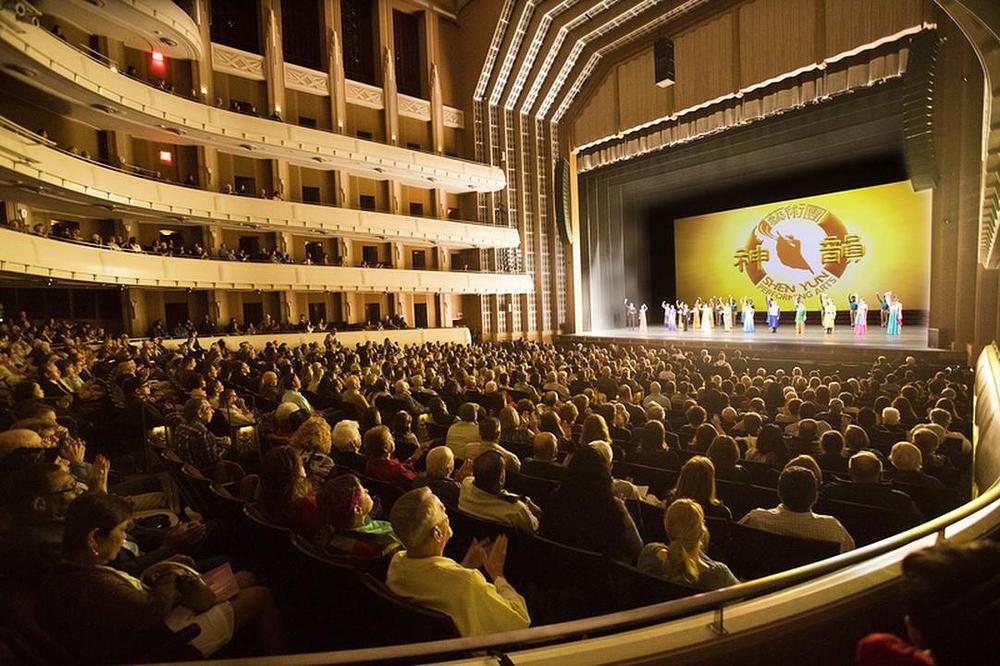 Nastup Shen Yun North America u dvorani The Smith Centra za scenske umjetnosti u Las Vegasu, Nevada, 10. marta. U Las Vegasu su izveli sedam rasprodanih predstava od 6. do 10. marta.  