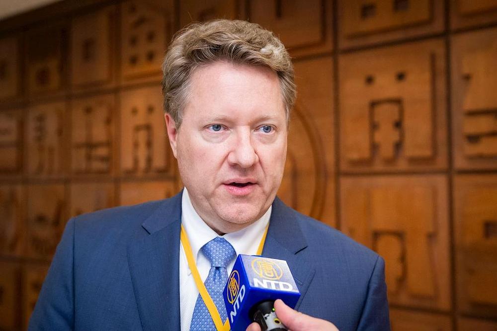 Greg Mitchell, izvršni dopredsjednik Međunarodnog okruglog stola za vjerske slobode (IRFR)
 