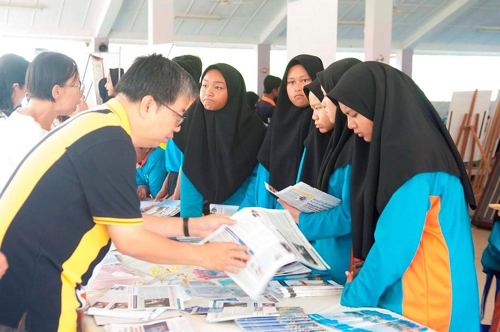 Učenici su se zaustavljali na Falun Dafa štandu kako bi dobili više informacija o ovoj praksi i njenom progonu u Kini.