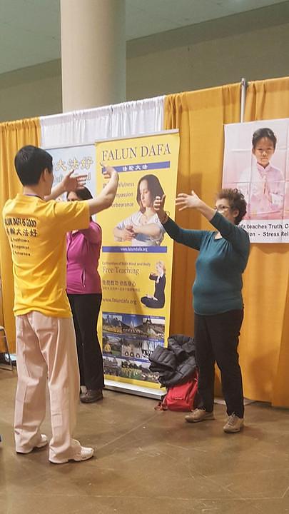 Janna uči drugu vježbu.