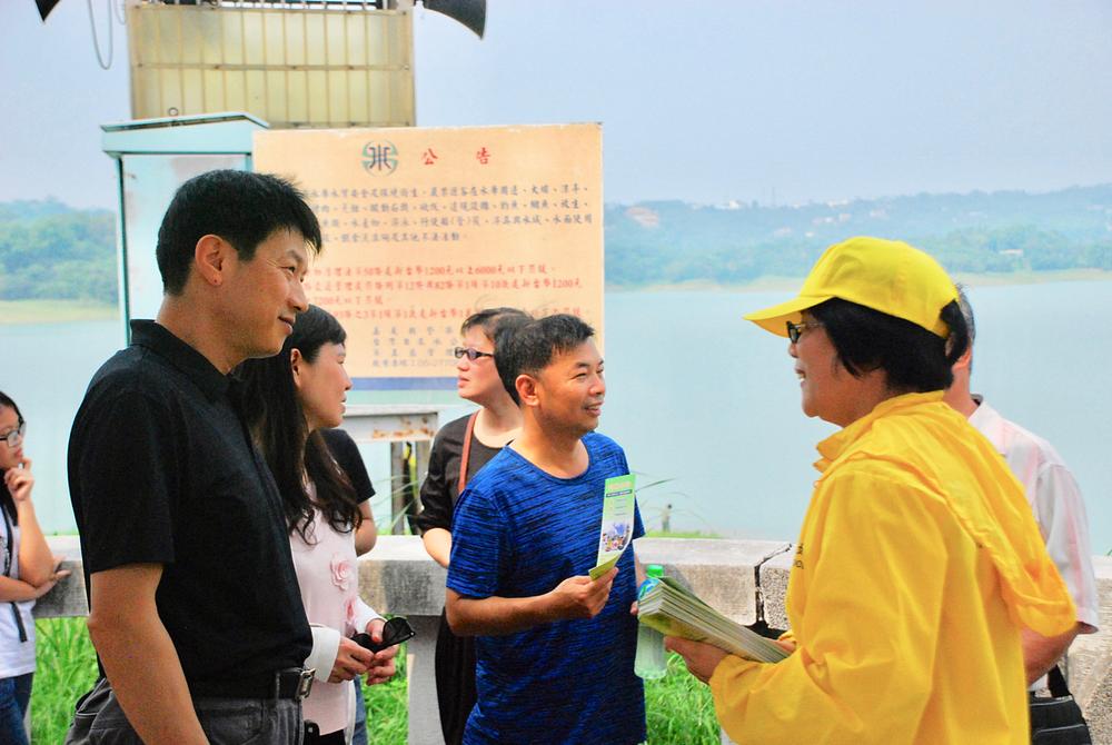 Praktikanti dijele informativne materijale i razgovaraju s ljudima o progonu u Kini.
