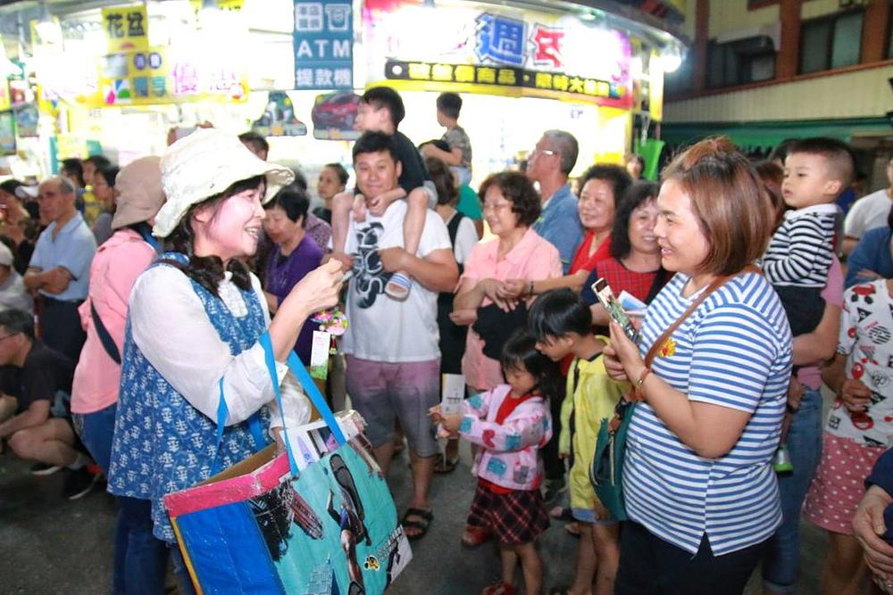 Gledaoci su s radošću prihvatali Falun Gong letke i ručno rađene papirne cvjetove lotosa. Cvijet lotosa je simbol čistoće.