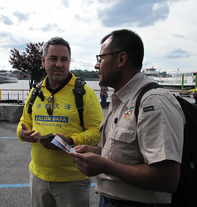 Carlos, turist iz Meksika, izjavio je kako je promatrao veliku paradu na Manhattanu i kako je šokiran saznanjem o brutalnom progonu.
