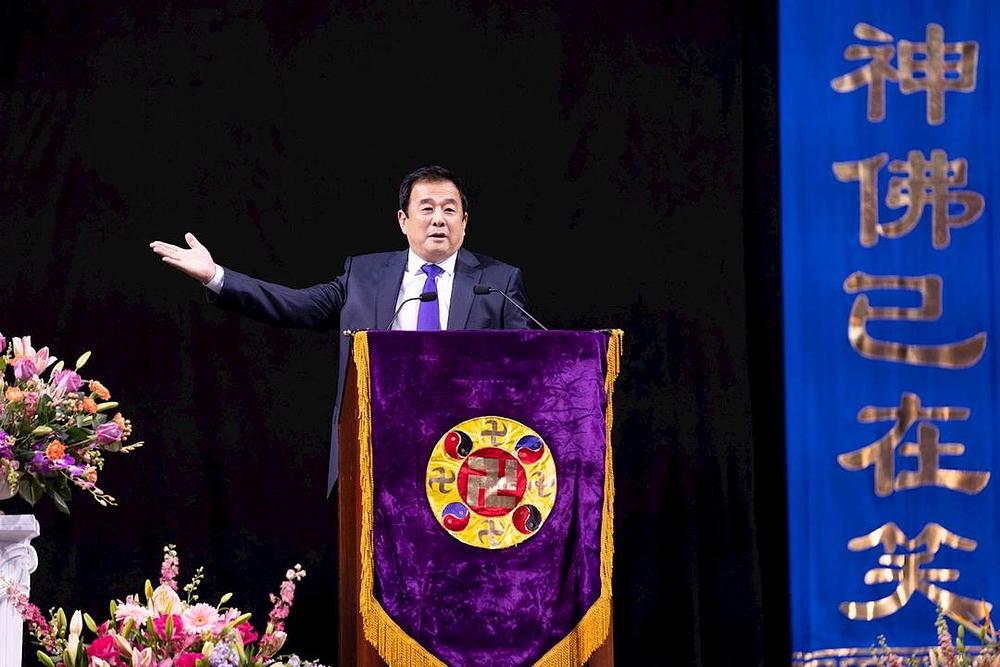 Učitelj Li je držao predavanje i odgovarao na pitanja na Falun Dafa konferenciji za razmjenu iskustava održanoj u New Yorku 2019. godine