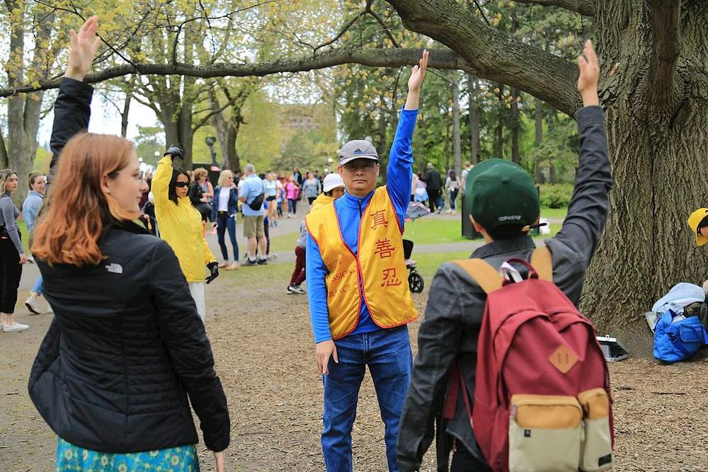 Mnogi posjetioci Međunarodnog festivala tulipana u Ottawi su izrazili interes za učenje Falun Gong vježbi.