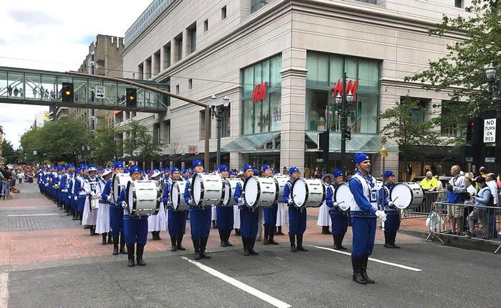 Tian Guo Marching Band na Velikoj cvjetnoj paradi u Portlandu, Oregon, u subotu, 8. juna 2019. godine.