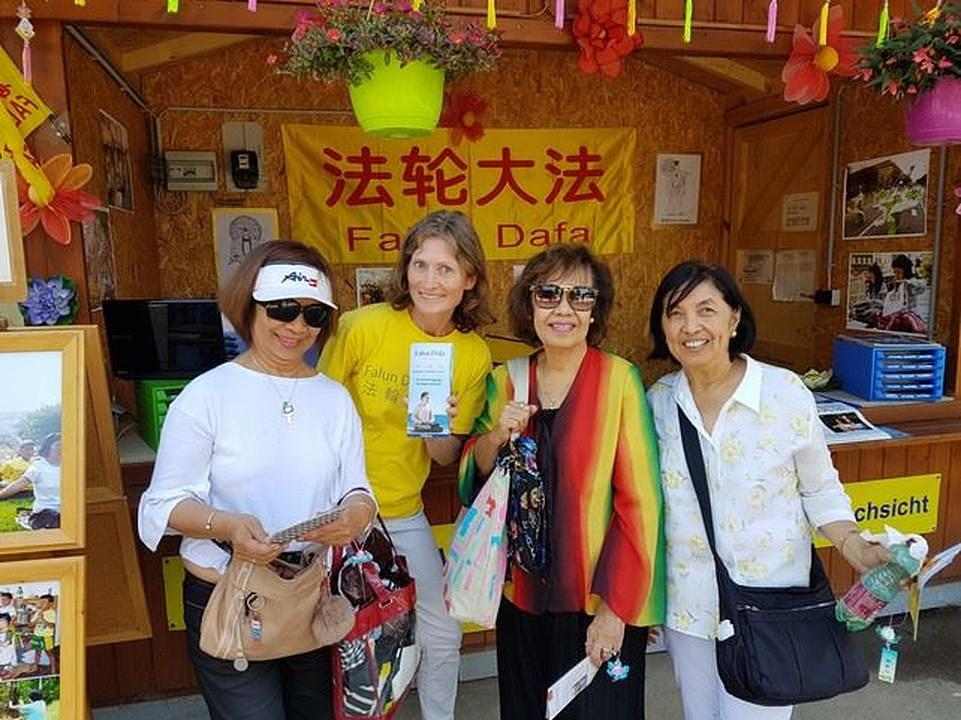 Turisti uzimaju letke nakon što su slušali umirujuću muziku