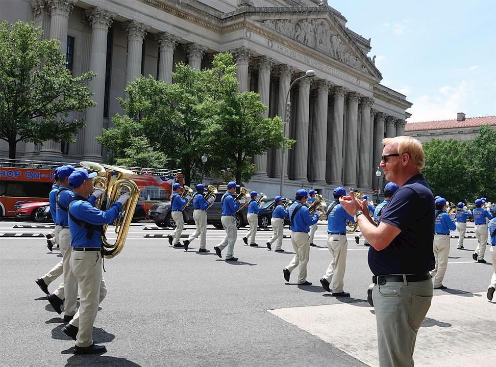 Brian iz Teksasa uživao je u paradi. „Ovo je dar za mene. Odlično je!“