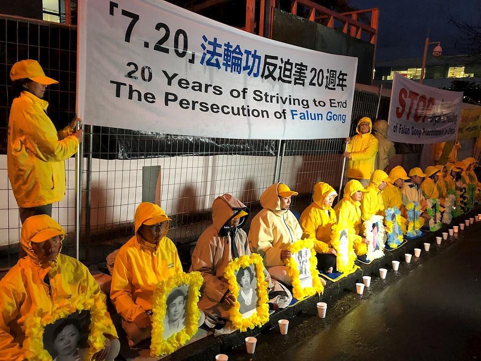 Bdijenje uz svijeće pred kineskim konzulatom u Christchurchu na Novom Zelandu, 19. srpnja 2019. godine.