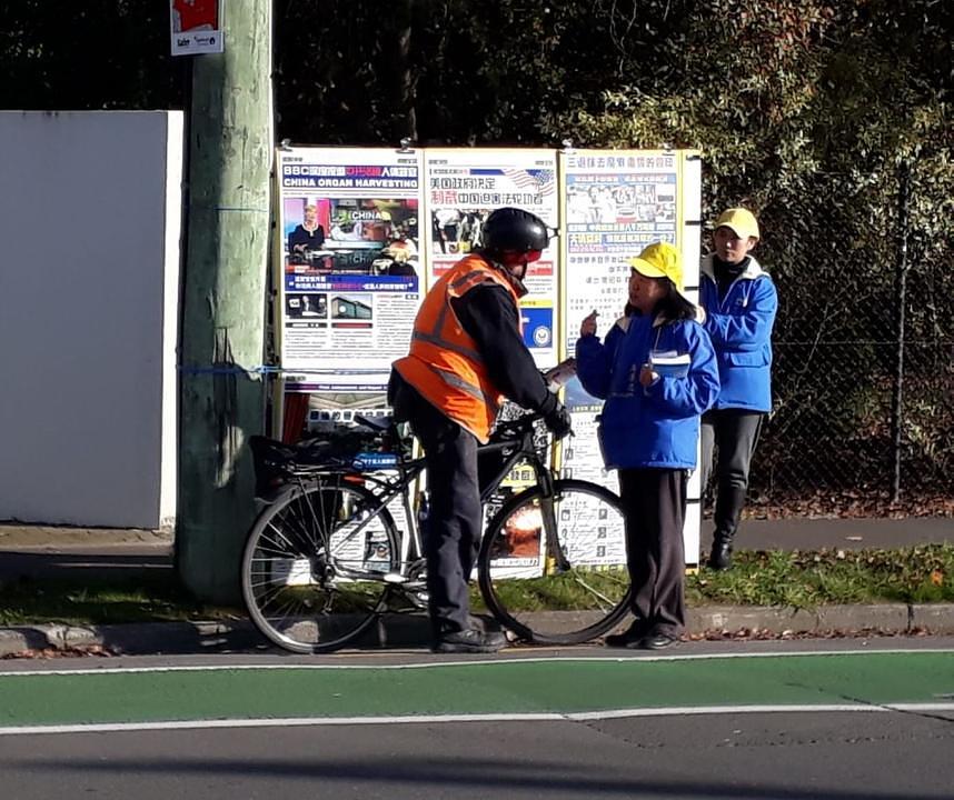 Praktikanti razgovaraju s ljudima o Falun Gongu i progonu KPK.