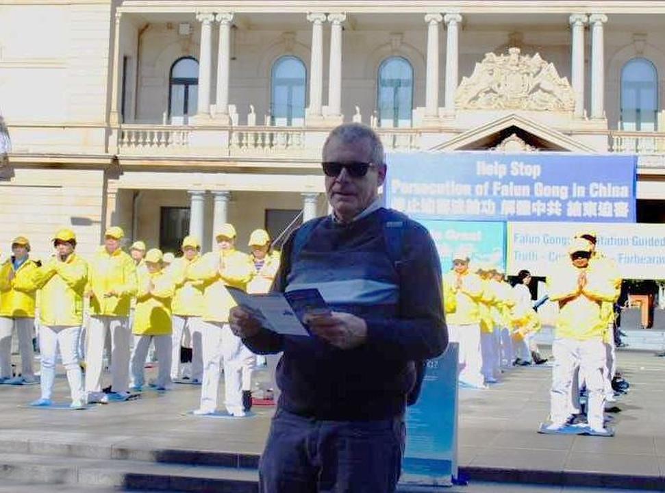 Max Warren je rekao da je zgrožen progonom te da će pisati vladi kako bi pomogao zaustaviti progon.