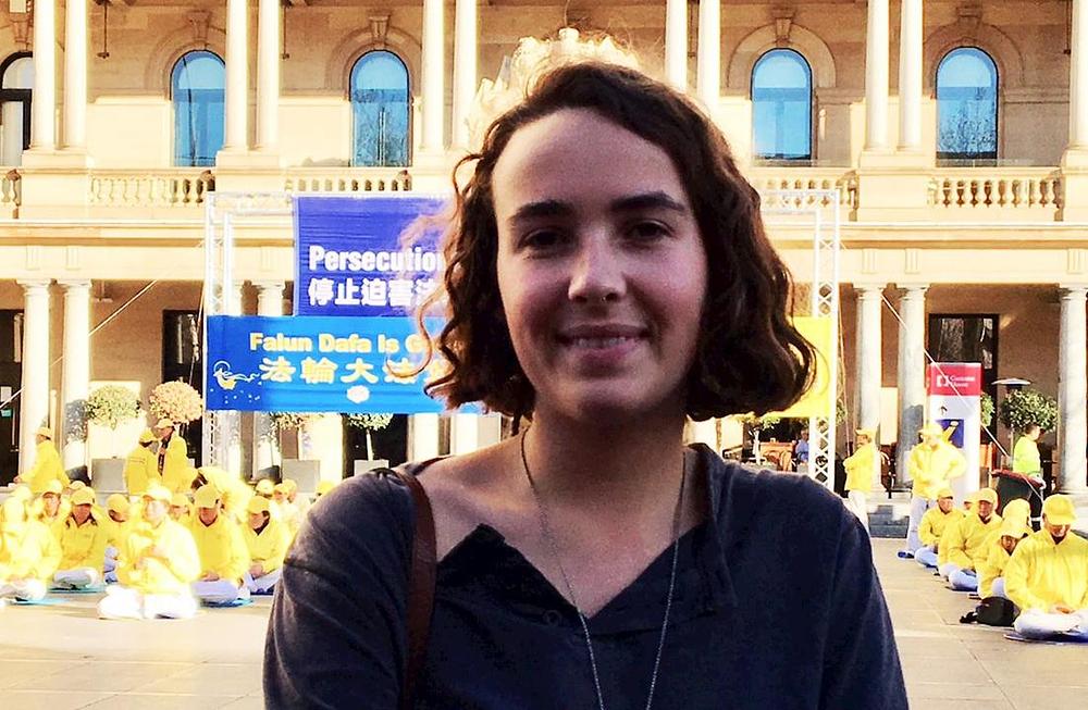 Celeste Robertson kaže da u potpunosti podržava Falun Gong praktikante.