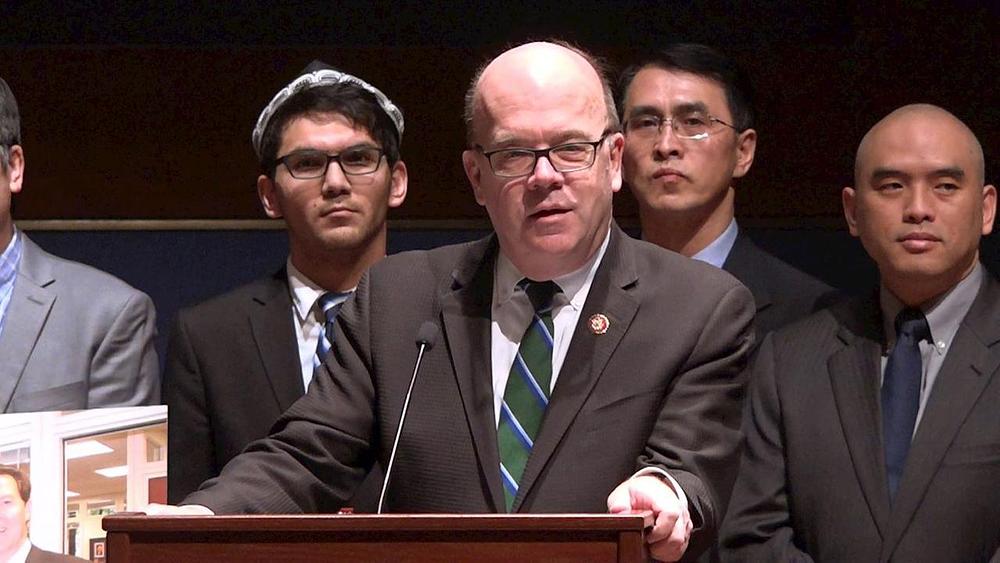 Predstavnik James McGovern (u sredini), predsjedavajući CECC. 