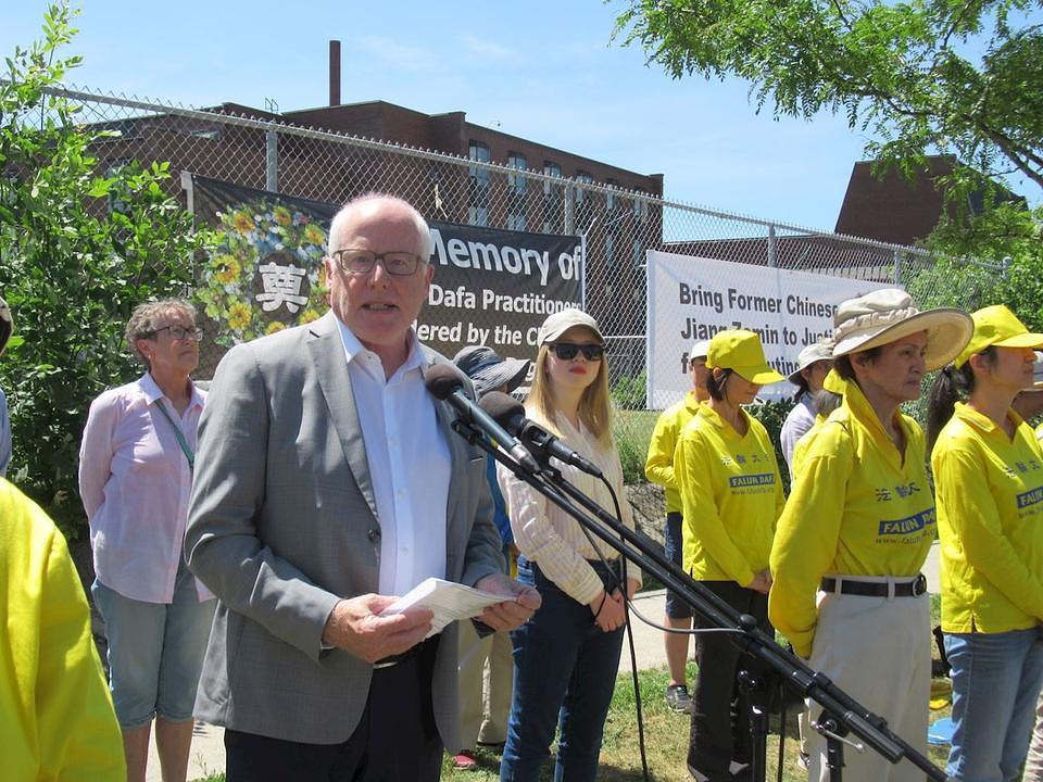 Alex Neve, glavni tajnik Amnesty International Kanada, pozvao je na okončanje 20-godišnjeg progona tijekom miroljubivog skupa održanog 18. srpnja 2019. godine.