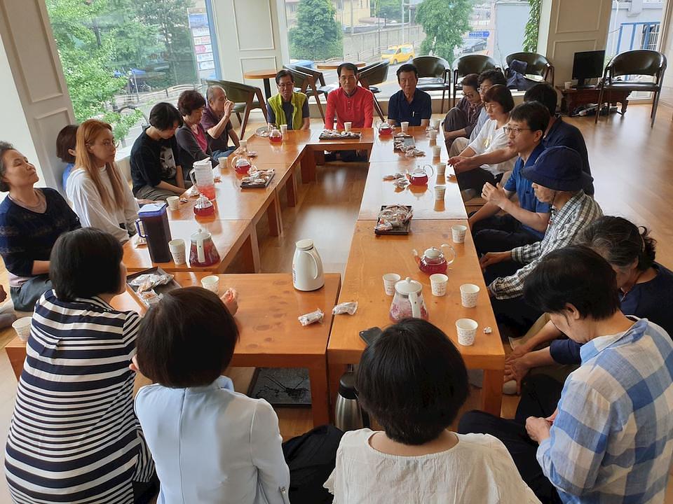 Polaznici kursa, u poslijepodnevnim satima, razgovaraju o svojim iskustvima učenja Falun Dafa.