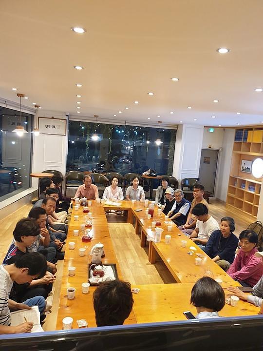 Polaznici kursa govore o svojim iskustvima učenja Falun Dafa.