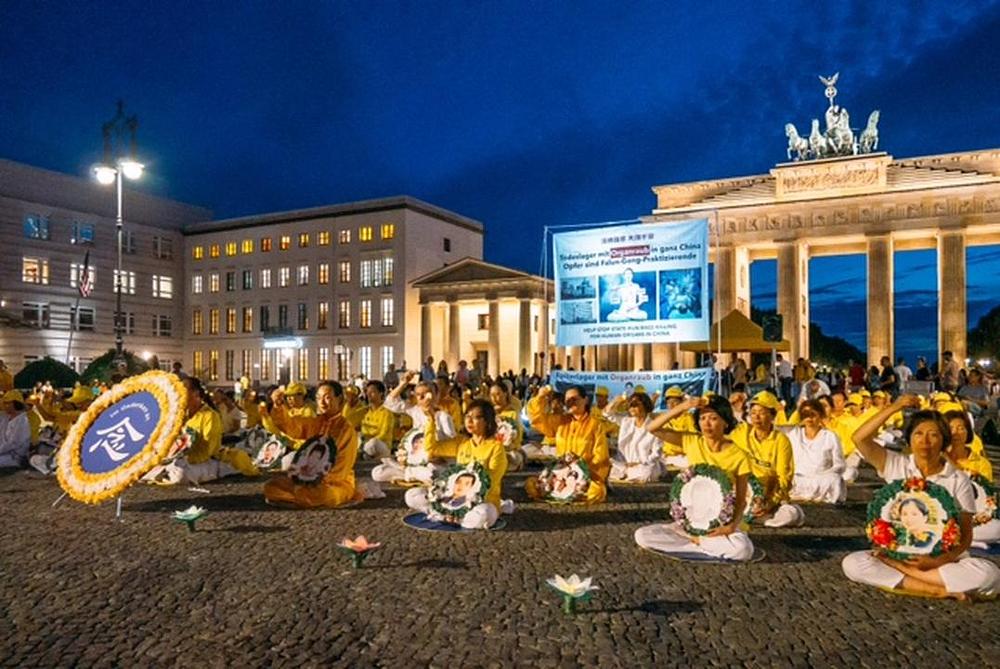 Bdijenje uz svijeće na trgu Pariser Platz