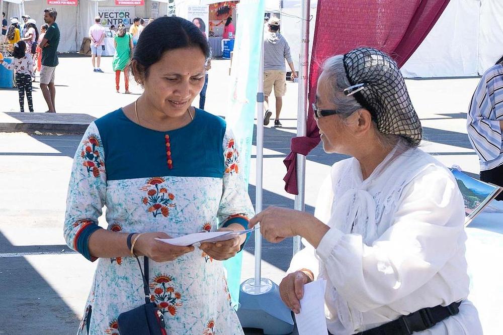 Praktikanti s posjetiocima razgovaraju o praksi.