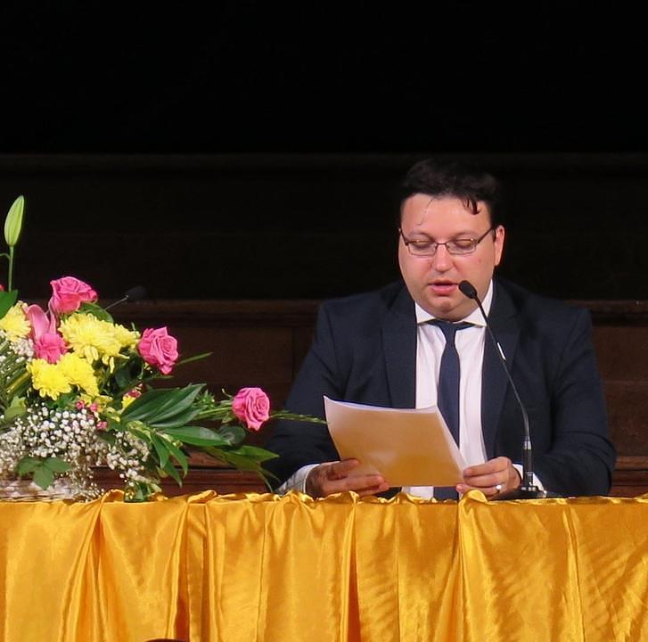 Praktikanti čitaju svoja iskustva tijekom konferencije 