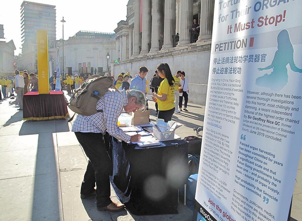 Coner potpisuje peticiju koja poziva britansku vladu i međunarodno društvo da pomognu u zaustavljanju tragedija u Kini 