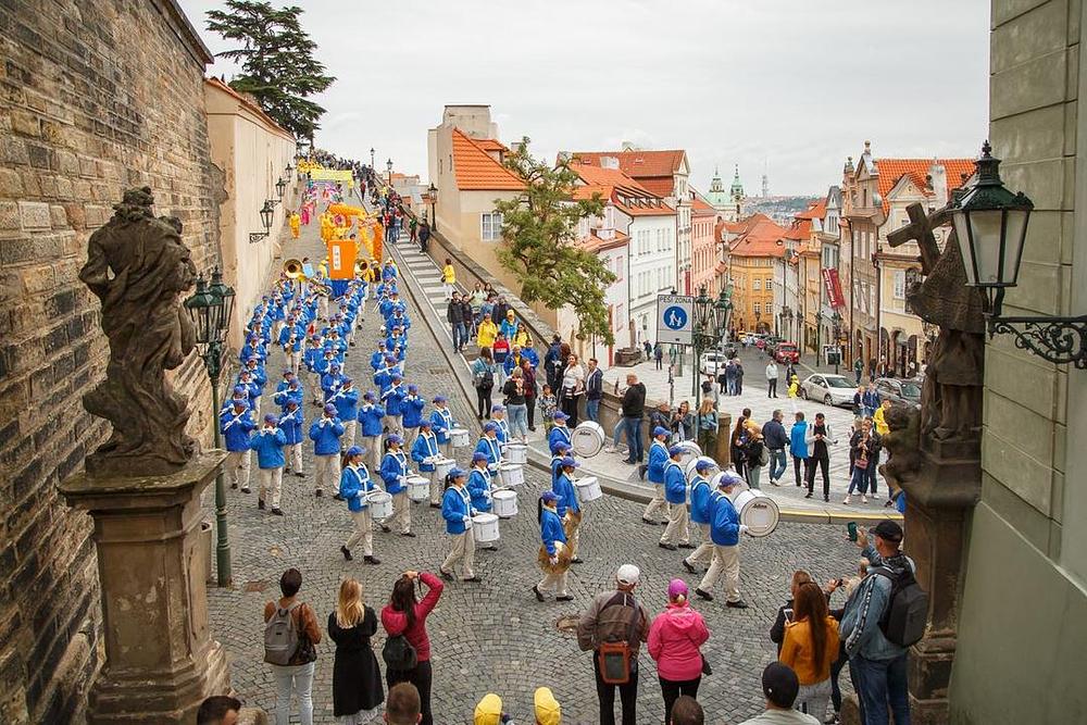 Parada ide prema Karlovom mostu.