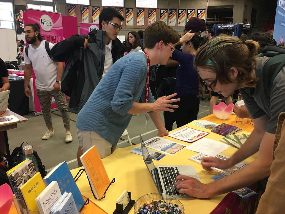 Falun Dafa klub dočekuje nove studente na popularnoj 