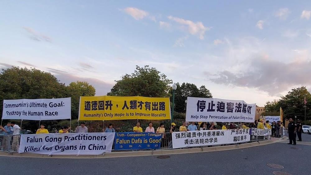 Praktikanti drže transparente i traže da se progon hitno okonča.