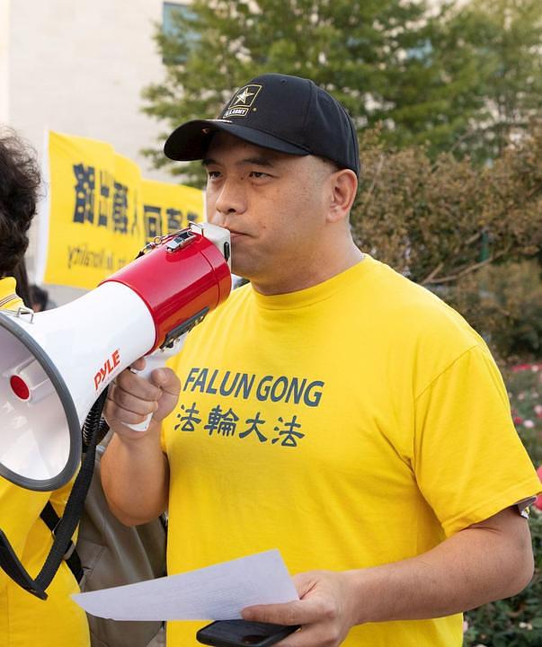 Xiaoxu Lin govori na mitingu