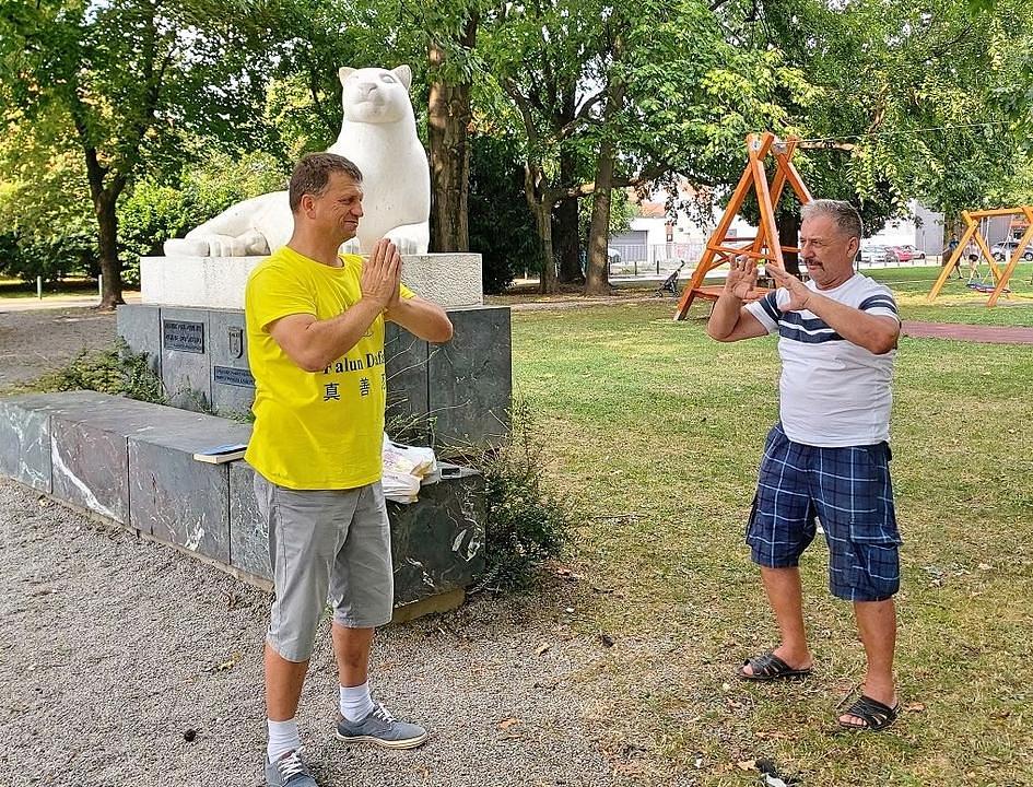 Branko (desno) uči Falun Gong vježbe.