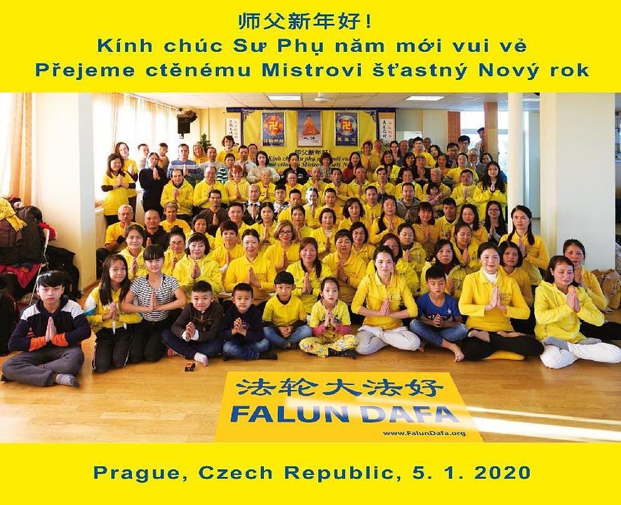 Novogodišnja čestitka iz Češke republike. „Učitelju, sretna Nova godina“ na kineskom, vijetnamskom i češkom jeziku.