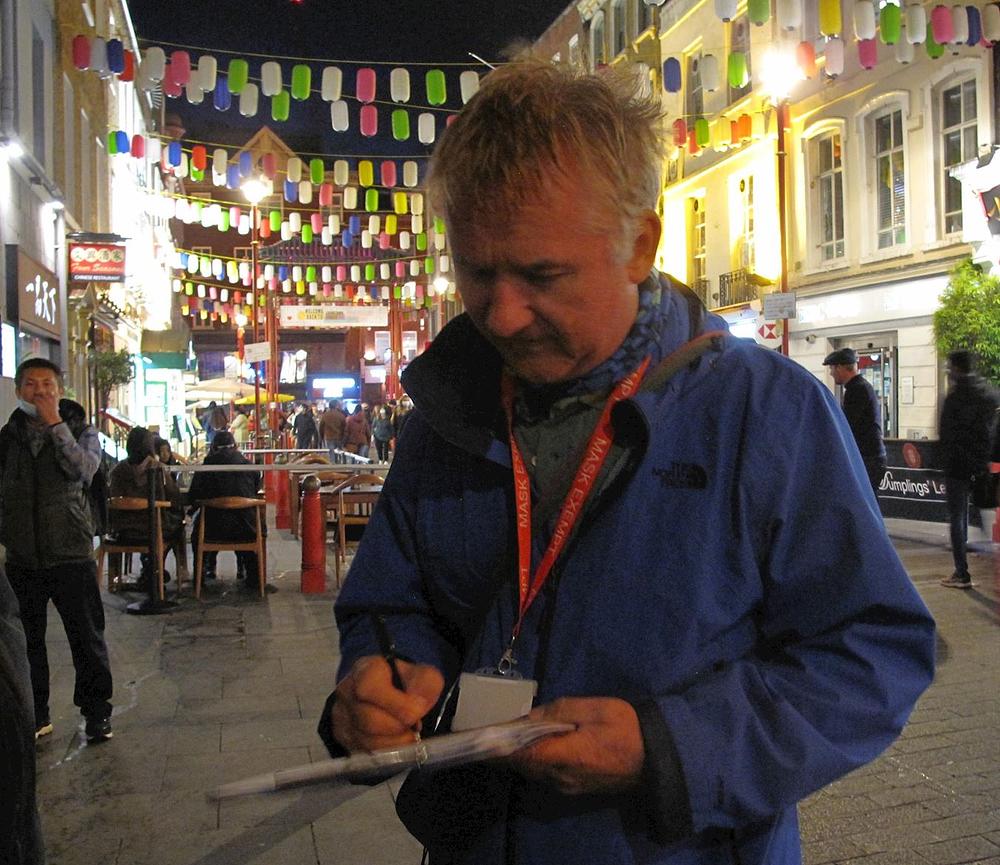 Jim, stanovnik Londona, potpisuje peticiju