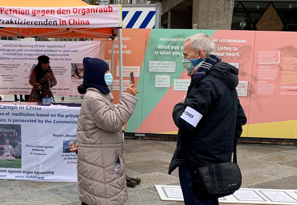 Jedna je žena iz Indonezije intervjuisala praktikanta i postavila mu nekoliko pitanja u vezi činjenice da se u Kini vrši žetva organa od još živih praktikanata. Ona je o ovome snimila video koji planira podijeliti sa svojim prijateljima u Indoneziji i drugim zemljama jugoistočne Azije. “Znala sam da je KPK vršila pritisak na ove zemlje da o ovome ništa ne govore. Želim vam puno uspjeha!" kazala je.