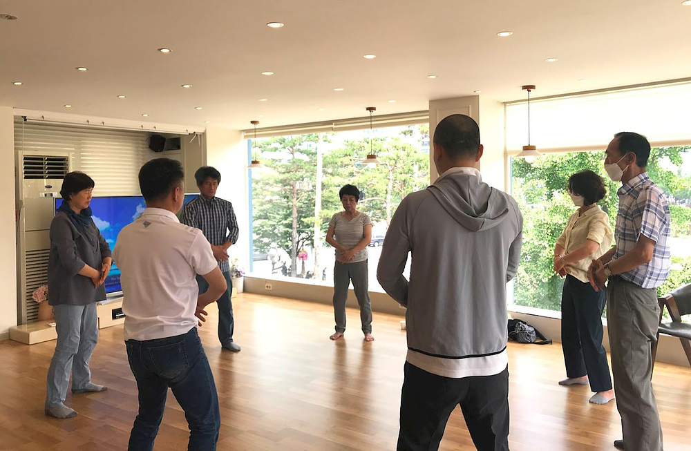 Novi Falun Gong praktikanti na devetodnevnoj Falun Gong radionici u Seulu u Južnoj Koreji
