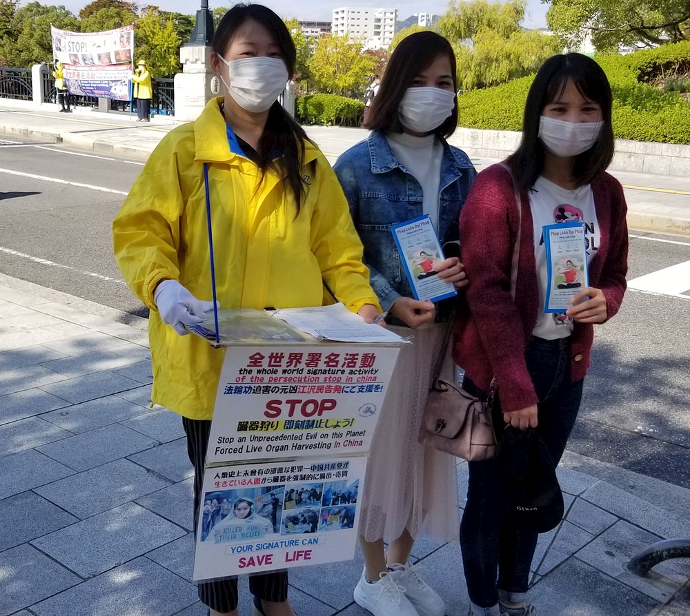 Dvije djevojke iz Vijetnama su se zahvalile praktikantima na informacijama i potpisale peticiju.