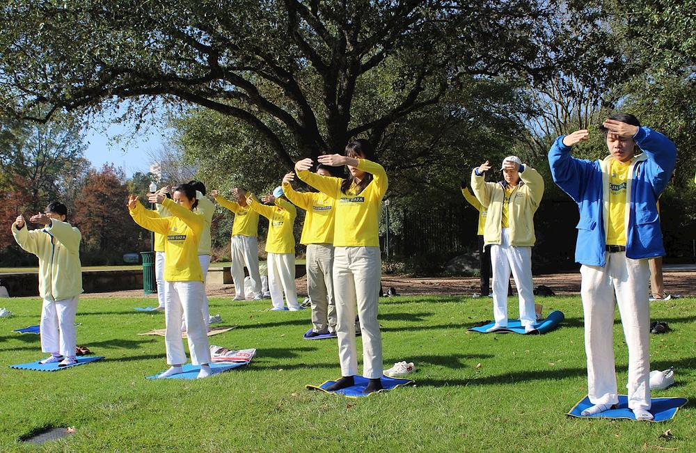 Tianle (prvi zdesna) i Cynthia (druga zdesna)