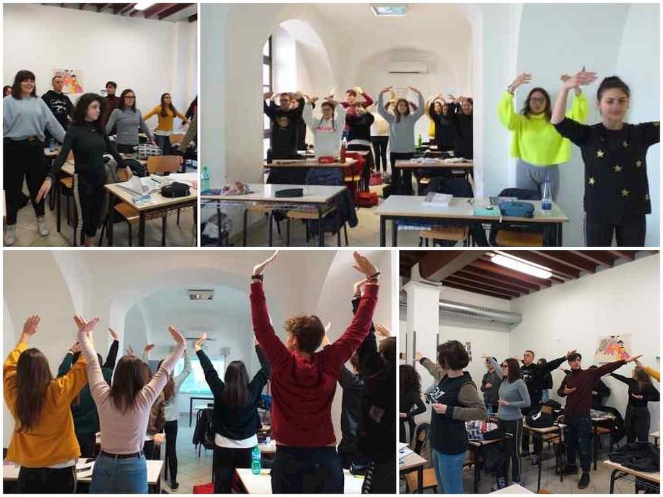 Učenici uče pokrete Falun Dafa vježbi 