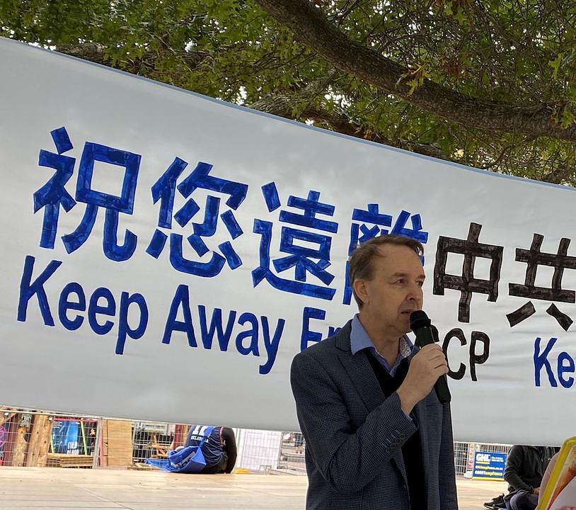 Odvjetnik za ljudska prava Kerry Gore govori na aktivnostima praktikanata.