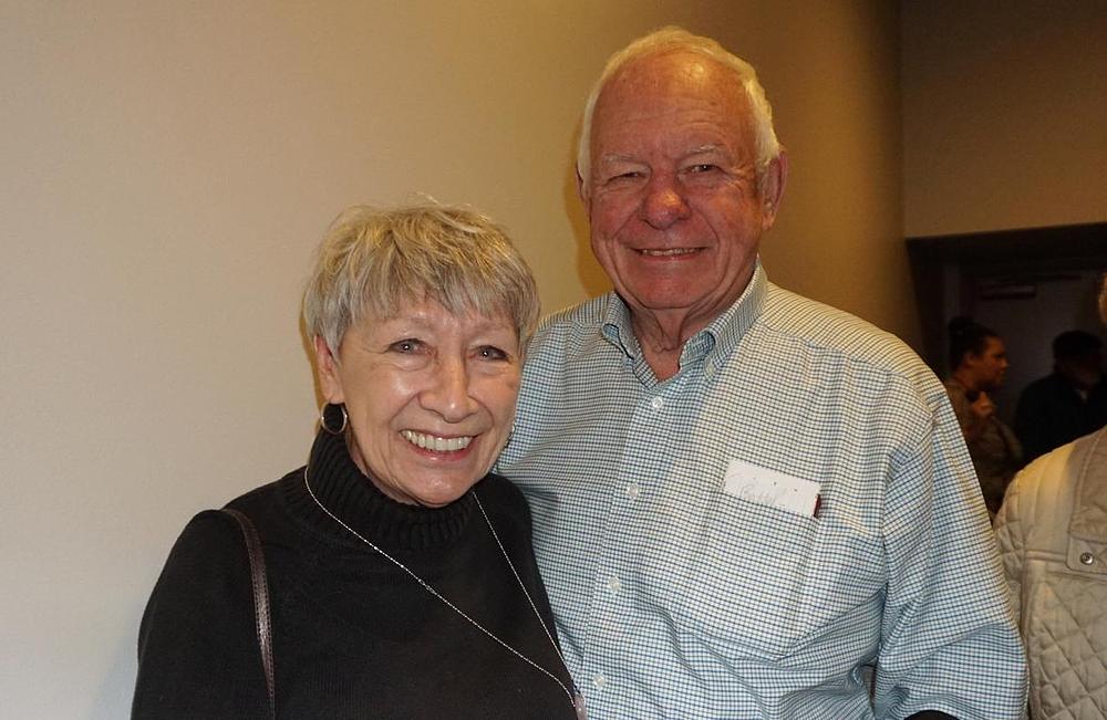 Lynn Ahlden, predsjednica Upravnog odbora Simfonijskog orkestra Kankakee Valley, i njen pratilac.