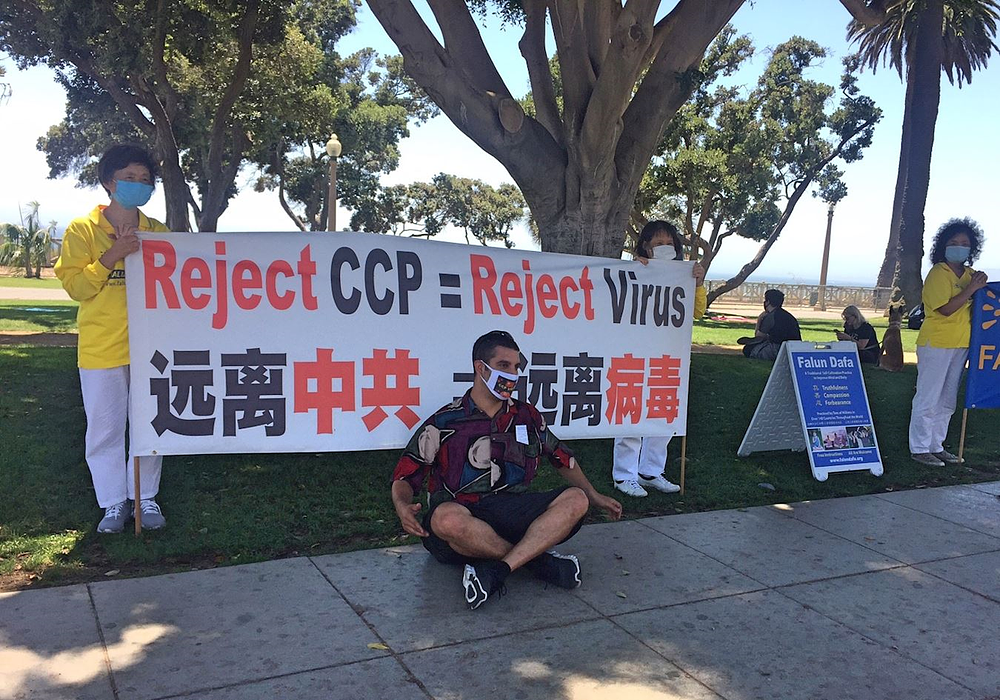 Rubin hvali dugogodišnji trud praktikanata na rasvjetljavanju istine, a i fotografisao se sa praktikantima ispred transparenta.